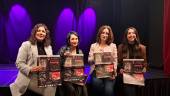 Silvia Cazalilla, Carmen Gámez, Eva Funes y María Dolores Ruiz con el cartel del ciclo. / Álex Roig / Diario JAÉN.