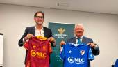 Carlos Hita y Patricio Lupiáñez exhiben las camisetas de esta temporada del Linares Deportivo. / Antonio del Arco.