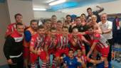 SUEÑO. Los jugadores del Torredonjimeno celebran una victario que les permite seguir luchando por el play off.