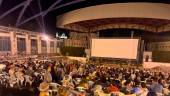 Asistente al Cine de Verano de Jaén en el Auditorio de La Alameda. Archivo.