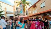La Virgen del Amor Hermoso, que también es conocida como la Virgen de las Flores, acompañada por sus fieles durante la procesión. / Adrián Claudio Bonache / Diario JAÉN. 