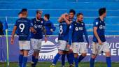 GOL. Los jugadores del equipo azulillo felicitan a Fran Lara por el gol de la victoria ante el Motril.