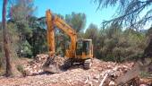 Una máquina pesada, en el centro de la vivienda después de proceder a su hundimiento en la parte alta del Poblado del Guadalmena. / Joaquín Castillo.