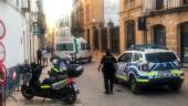 Calle Juan Montilla, el lunes por la tarde, con el despligue policial y sanitario. / Inma Cejudo / Diario JAÉN.