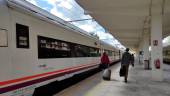 Viajeros en la estación de tren de Jaén. Archivo. / Renfe.