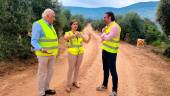 Visita de Soledad Aranda a los dos caminos rurales de Génave en los que se está interviniendo con el Plan Itínere / Junta de Andalucía vía Europa Press.