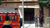 Los bomberos de Linares apuntalan la cornisa ante el riesgo de derrumbe.