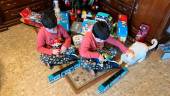 Dos niños abren sus regalos en el interior de su casa durante una noche de Reyes en la capital jiennense.
