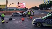 Un turismo choca contra un semáforo en la glorieta Parque Alcosa y la confluencia con la avenida Séneca. / Emergencias Sevilla.