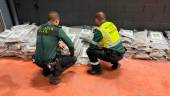 Agentes con la marihuana intervenida en el camión. / Guardia Civil.