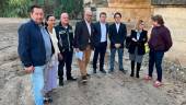 Manuel Fernández, Julio Millán y miembros del equipo de Gobierno, así como vecinos de la zona, conocen los trabajos para adecuar la zona. / Subdelegación del Gobierno.