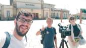 Jesús Luque junto a miembros de su equipo durante el rodaje.