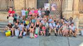 Foto de familia de la pasada edición del campamento, con Antonio Funes y Santi Rodríguez entre los 45 niños frente a la Catedral de Jaén.