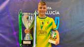 Cristian Rubio posa con el título de la Copa de Andalucía y con el trofeo de mejor jugador. / Jaén FS. 