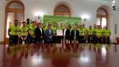 Foto de familia del presidente de la Diputación con el cuerpo técnico, directiva y plantilla del Jaén Paraíso Interior FS.