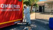 SEVILLA. Bomberos de la provincia desinfectan la residencia de mayores de Carrión de los Céspedes.