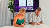 Alicia Carrillo y Fran Anera, en la firma del acuerdo. / Macrosad. 