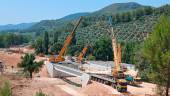 Colocación de las primeras vigas en el nuevo puente del Aguadero. / Junta de Andalucía. 