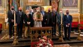 El vicario general de la Diócesis, Francisco Juan Martínez, y el hermano mayor de los Estudiantes, Andrés Utrera, acompañan a los antiguos hermanos mayores y a José López Chica.