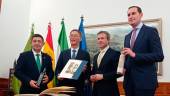 Francisco Reyes, Yao Jing, Julio Millán y Juan Latorre, tras la firma del embajador chino en el libro de honor. / Fran Miranda / Diario JAÉN.