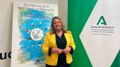 Ángela Hidalgo, junto al cartel de la programación de este año. / Ana Isabel Bravo / Diario JAÉN.