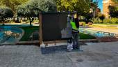 Una trabajadora del Ayuntamiento tapa una de las pintadas. / Ayuntamiento de Jaén.