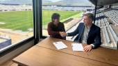 Marco Siverio se saluda con Fran Anera al firmar el contrato. / Real Jaén.