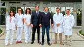 Pedro Cabrera (en el centro, con muletas), posa con el equipo del hospital. / Ayuntamiento de Baeza.