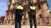 Dos policías locales frente a la Catedral de Jaén. / Ayuntamiento de Jaén.