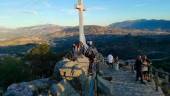 Turistas en la cruz del Castillo de Santa Catalina, en Jaén capital. / Europa Press.