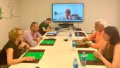 Sánchez-Rovira y Carretero, a la derecha, informan a responsables de la AECC en Jaén del estudio. / Junta de Andalucía. 