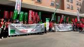 Concentración de Satse, CSIF, CC OO, UGT y Marea Blanca en Jaén. / Ana Isabel Bravo / Diario JAÉN. 