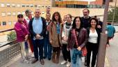 Miembros de la Plataforma en Defensa de la Sanidad Pública y familiares afectados, en la concentración de esta mañana. / Álex Gómez / Diario JAÉN.