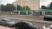 El tranvía hoy, sobre las seis de la tarde, en la parada del Hospital Neurotraumatológico. / Diario JAÉN.