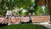 Manifestación en contra del traslado del centro de salud de Cazorla frente a la sede de la Delegación de la Junta de Andalucía en Jaén. / Ana Isabel Bravo / Diario JAÉN. 