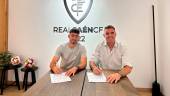 Fer Cortijo y Fran Anera firman el contrato en la sede de la entidad. / Real Jaén.