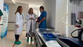 La Consejería de Sanidad, Elena González, visita el hospital para conocer de primera mano este nuevo equipamiento. / Junta de Andalucía.