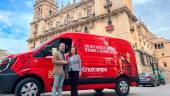 Julio Millán, alcalde de Jaén, y Ada Bernal, directora de Relaciones Institucionales de HEINEKEN España, en la Plaza de Santa María para la presentación del nuevo vehículo. / Ayuntamiento de Jaén.