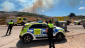 Efectivos de bomberos y Policía Local en la zona del incendio de Agua Marina en Algeciras.