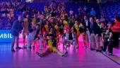 La plantilla, el cuadro técnico y los directivos celebran el triunfo con los aficionados.