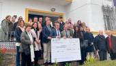 Foto de familia tras la entrega de cheques solidarios del Colegio de Abogados de Jaén. / Ana Isabel Bravo / Diario JAÉN.