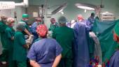 Un grupo de médicos trabajando en un quirófano, en el Hospital Alto Guadalquivir. / Agencia Sanitaria Alto Guadalquivir.
