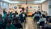 Los alumnos del colegio Pedro Poveda asisten a la presentación de la exposición fotográfica. / Álvaro Guzguti / Diario JAÉN.