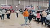 Varias personas observan los coches expuestos en una feria celebrada en Ifeja. / Diario JAÉN. 