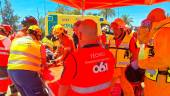 Efectivos del Centro de Emergencias 061 de Andalucía mientras realizan un traslado.