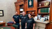 EQUIPO. David López, Javier Torres y Raquel Gómez posan en el despacho del alcalde, durante su investigación en el Ayuntamiento.