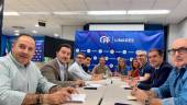 El presidente provincial del PP de Jaén, Erik Domínguez, con los alcaldes en la reunión celebrada.