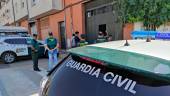 La Guardia Civil, este lunes por la tarde, en la vivienda del patrón de Ibrahima Diouf. / José Herreros / Diario JAÉN