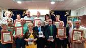 ASISTENTES. Grupo de cofrades del Cristo de Chircales que recibieron un recuerdo por su labor a favor de la hermandad. 