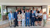 El alcalde de La Carolina, Cristóbal Pérez, en el centro, acompañado por las autoridades que participaron en el acto de clausura de los Cursos de Verano.